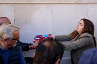 Podjela besplatnih zastava na Narodnom trgu