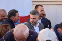 Podjela besplatnih zastava na Narodnom trgu