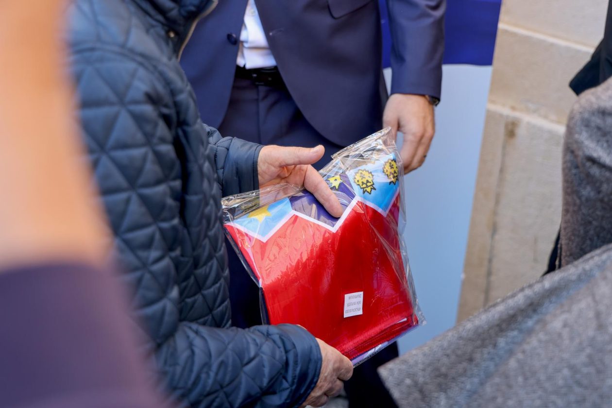 Podjela besplatnih zastava na Narodnom trgu