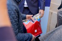 Podjela besplatnih zastava na Narodnom trgu