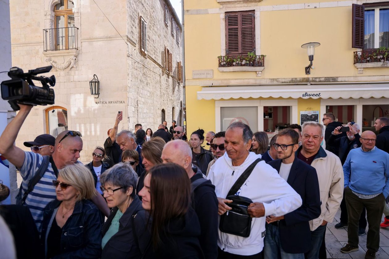 Podjela besplatnih zastava na Narodnom trgu