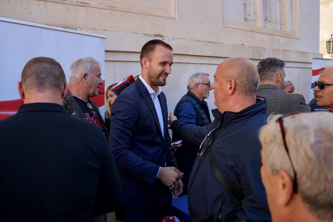 Podjela besplatnih zastava na Narodnom trgu