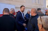 Podjela besplatnih zastava na Narodnom trgu