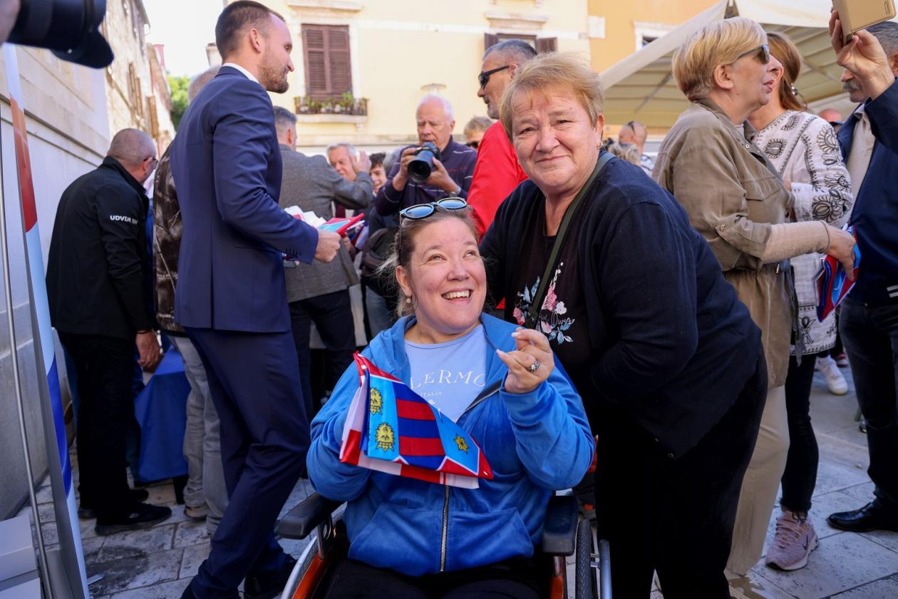 Podjela besplatnih zastava na Narodnom trgu