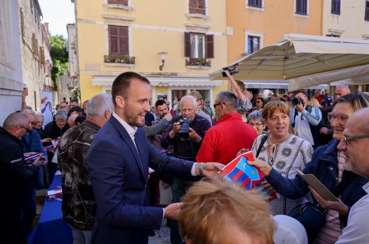 Podjela besplatnih zastava na Narodnom trgu