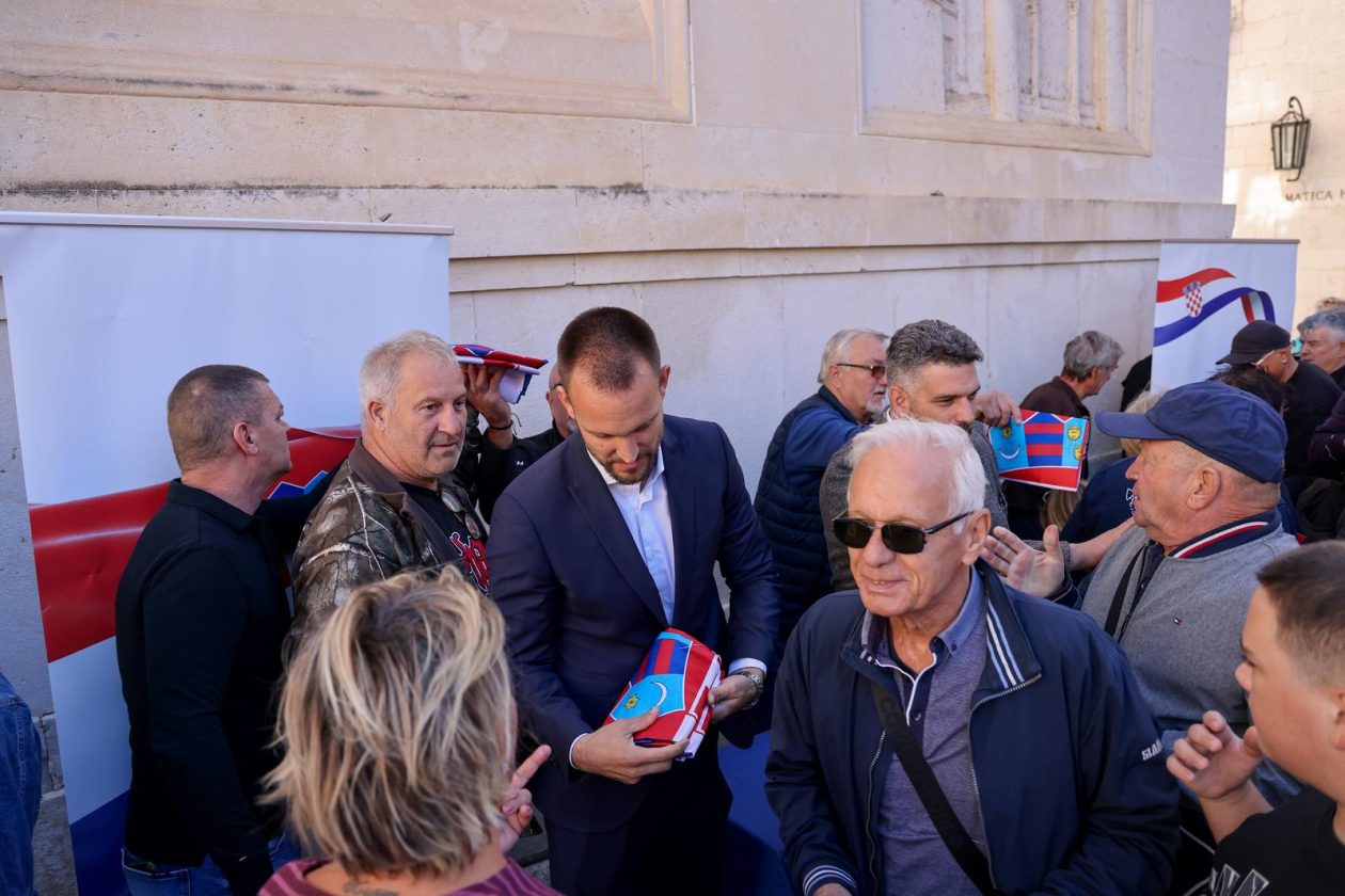 Podjela besplatnih zastava na Narodnom trgu