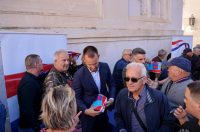 Podjela besplatnih zastava na Narodnom trgu