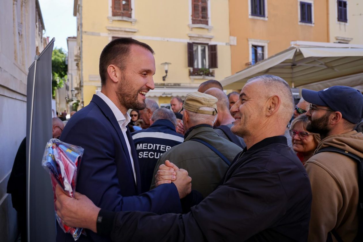 Podjela besplatnih zastava na Narodnom trgu