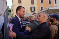 Podjela besplatnih zastava na Narodnom trgu