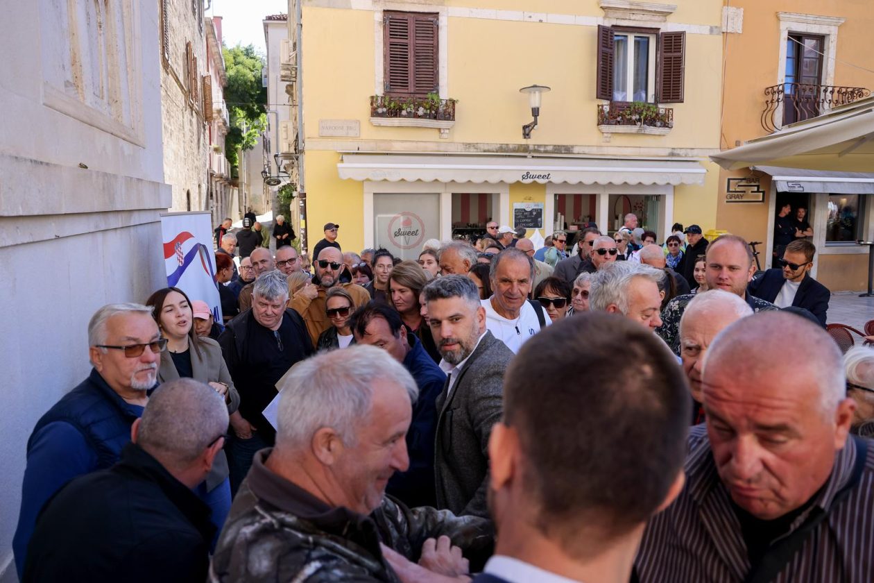 Podjela besplatnih zastava na Narodnom trgu