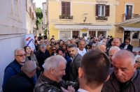 Podjela besplatnih zastava na Narodnom trgu