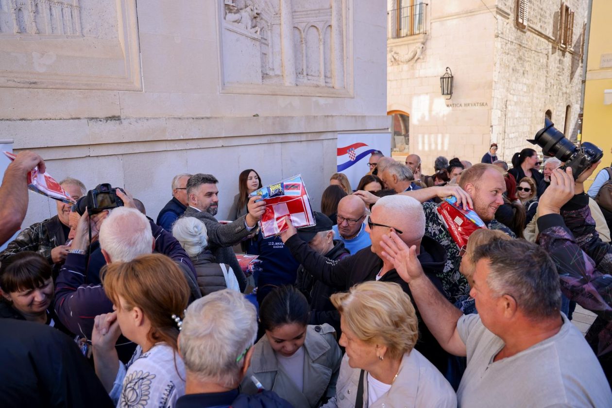 Podjela besplatnih zastava na Narodnom trgu