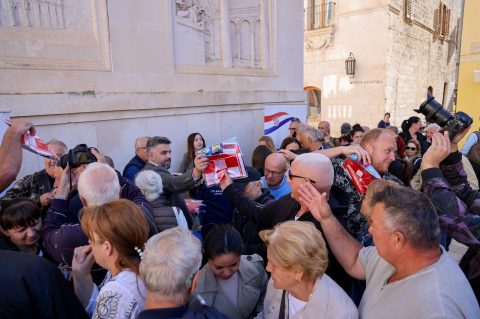 Podjela besplatnih zastava na Narodnom trgu