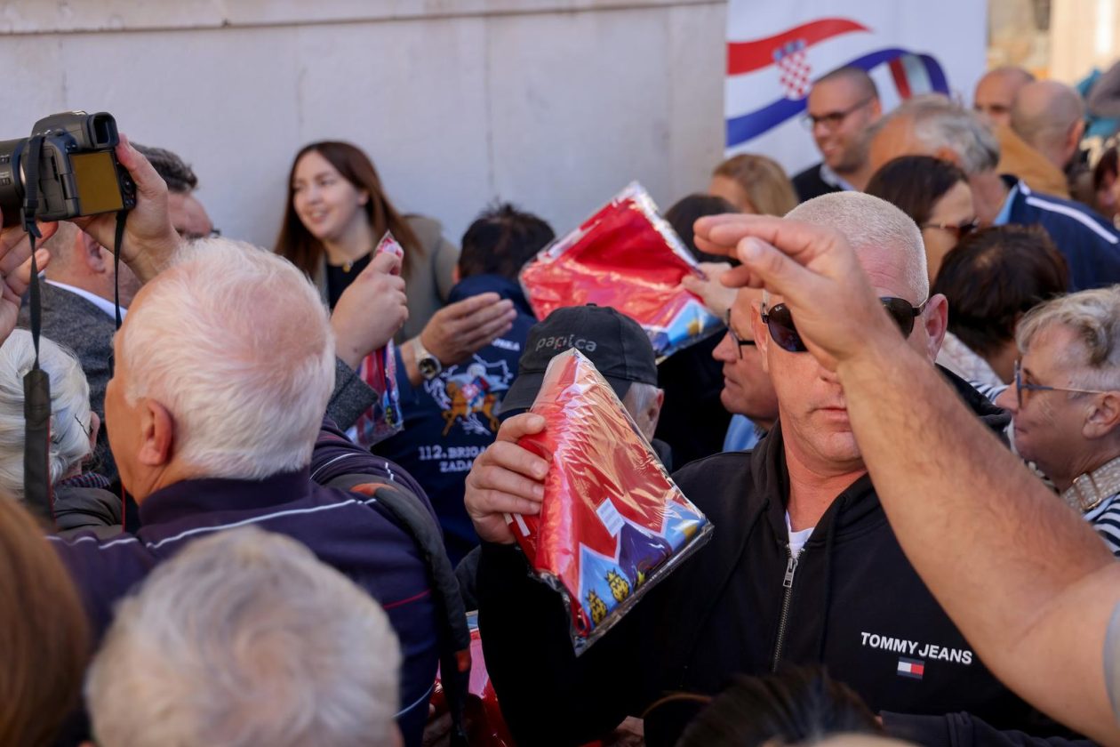 Podjela besplatnih zastava na Narodnom trgu