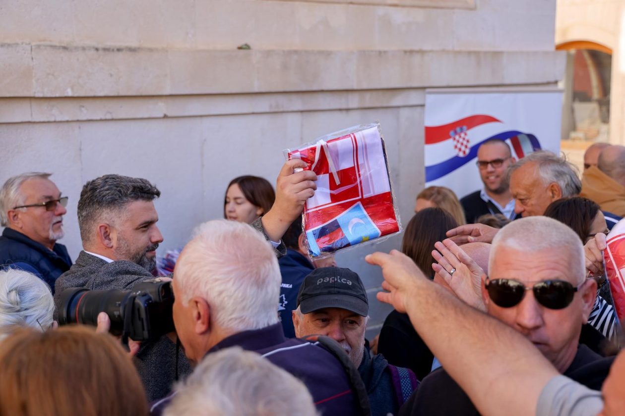 Podjela besplatnih zastava na Narodnom trgu