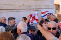 Podjela besplatnih zastava na Narodnom trgu