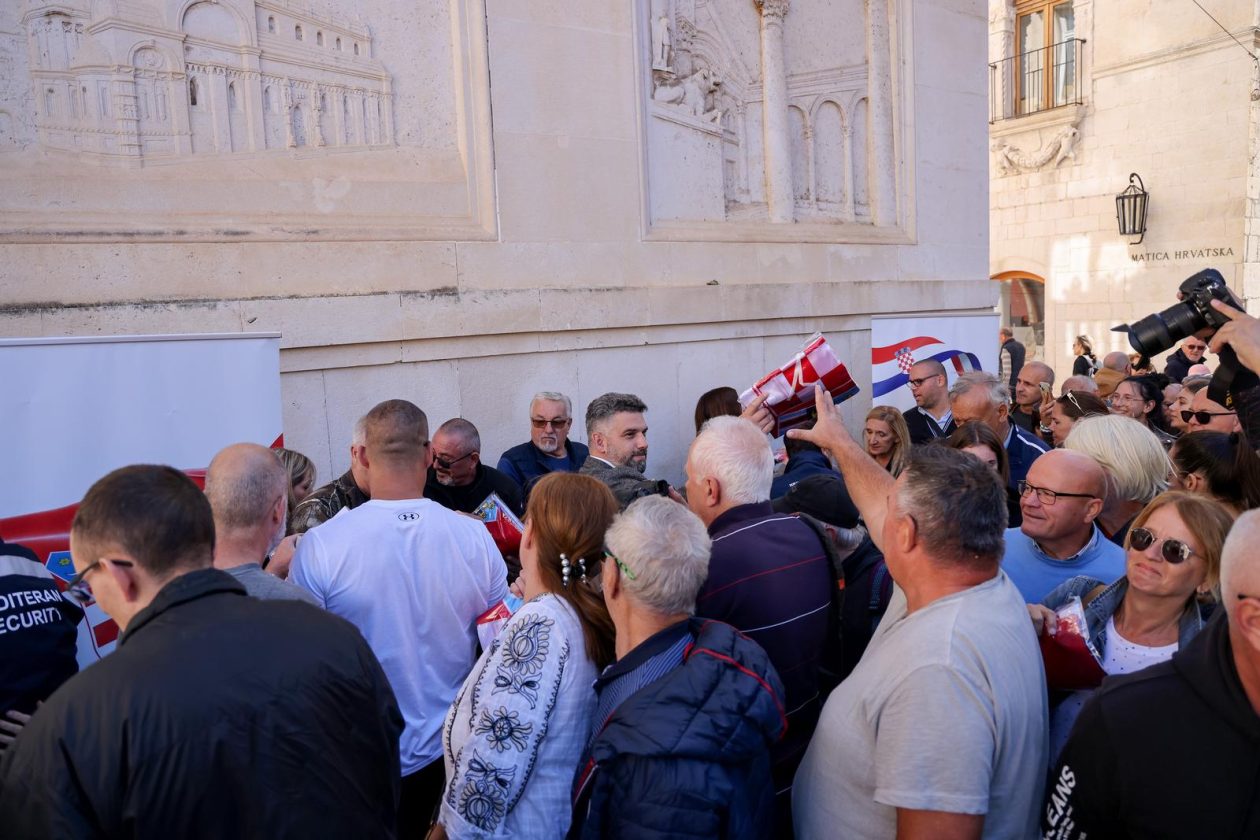 Podjela besplatnih zastava na Narodnom trgu