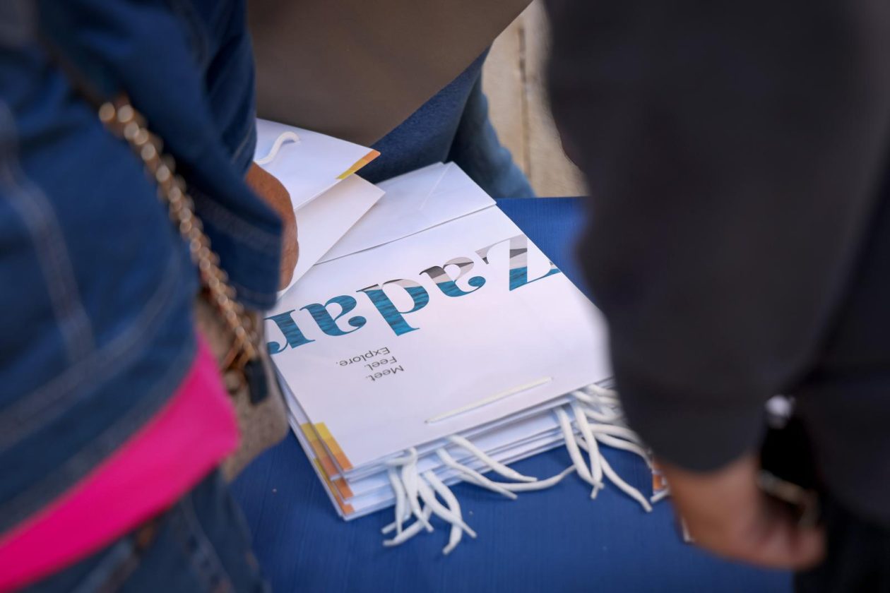 Podjela besplatnih zastava na Narodnom trgu