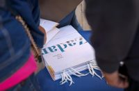 Podjela besplatnih zastava na Narodnom trgu