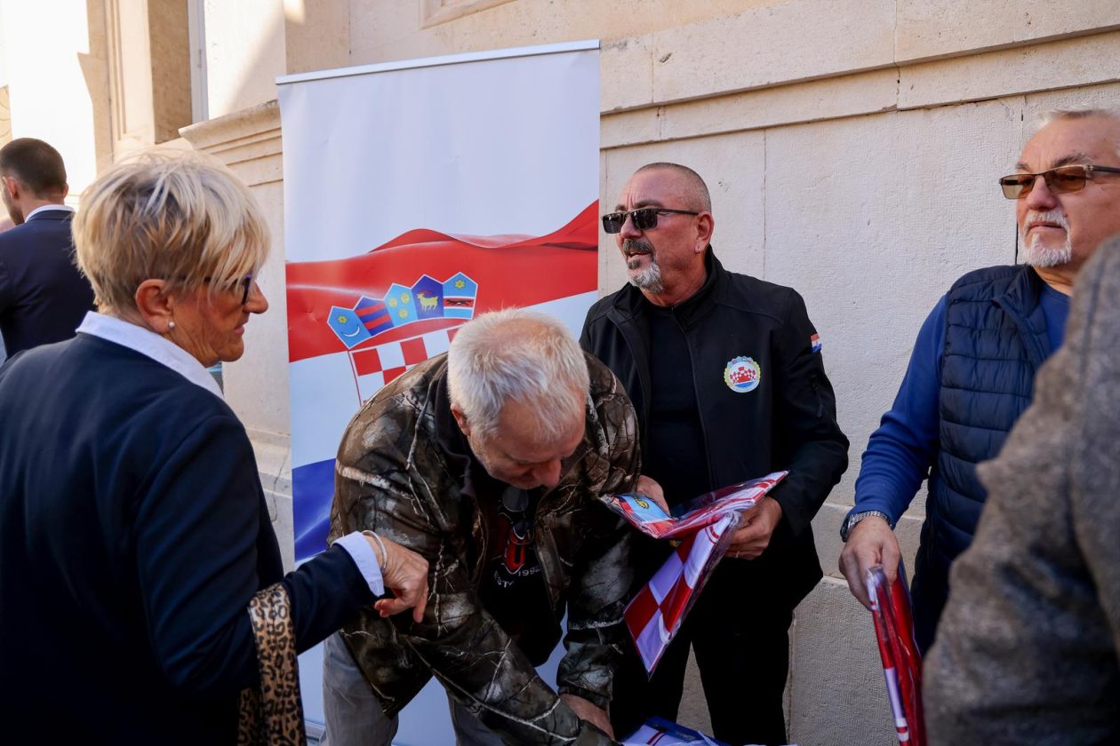 Podjela besplatnih zastava na Narodnom trgu