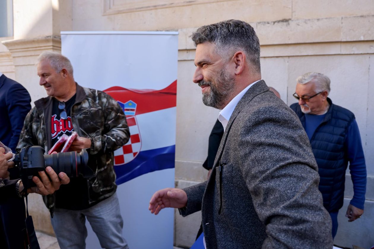 Podjela besplatnih zastava na Narodnom trgu