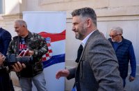 Podjela besplatnih zastava na Narodnom trgu