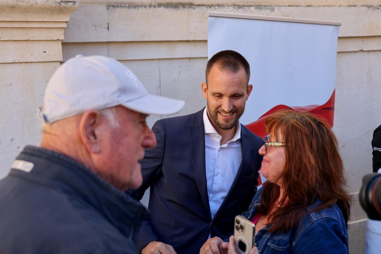 Podjela besplatnih zastava na Narodnom trgu