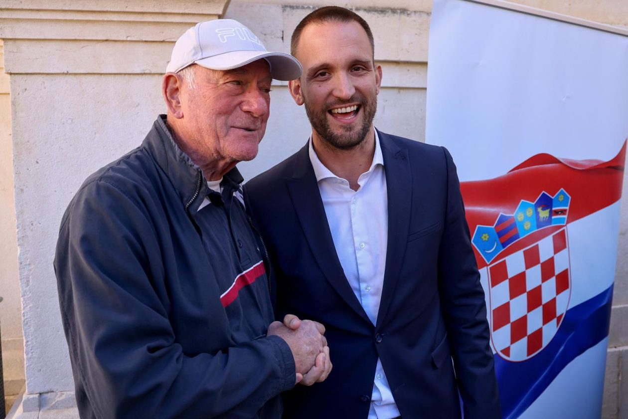 Podjela besplatnih zastava na Narodnom trgu