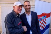 Podjela besplatnih zastava na Narodnom trgu