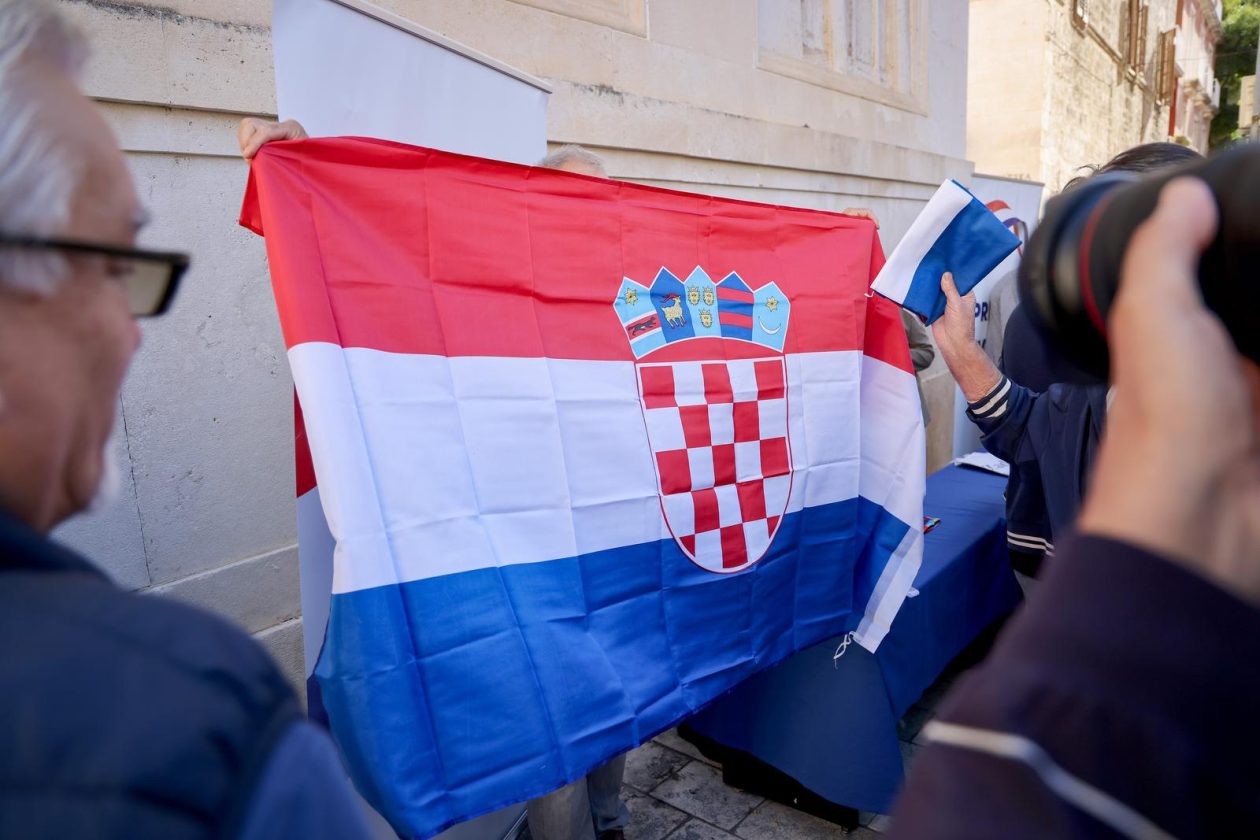 Podjela besplatnih zastava na Narodnom trgu