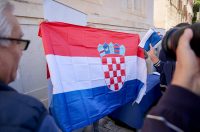 Podjela besplatnih zastava na Narodnom trgu