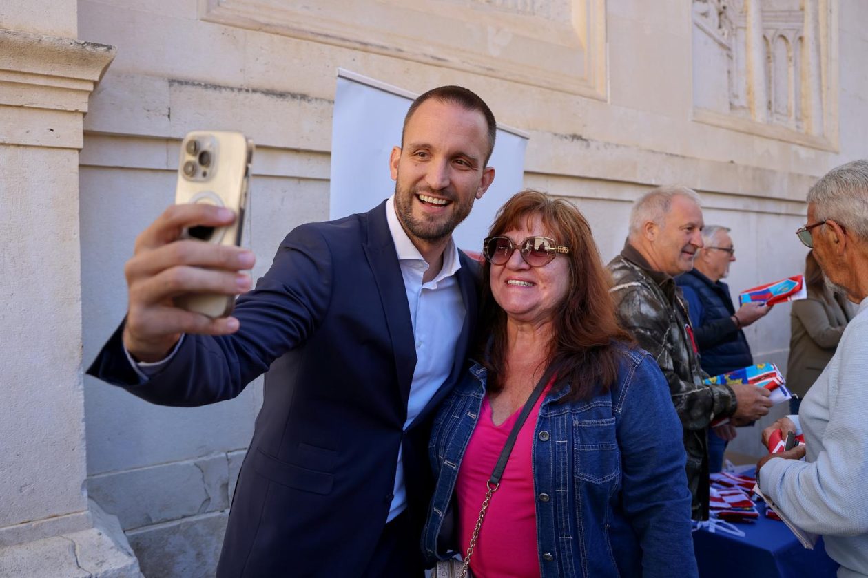 Podjela besplatnih zastava na Narodnom trgu