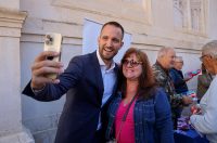 Podjela besplatnih zastava na Narodnom trgu