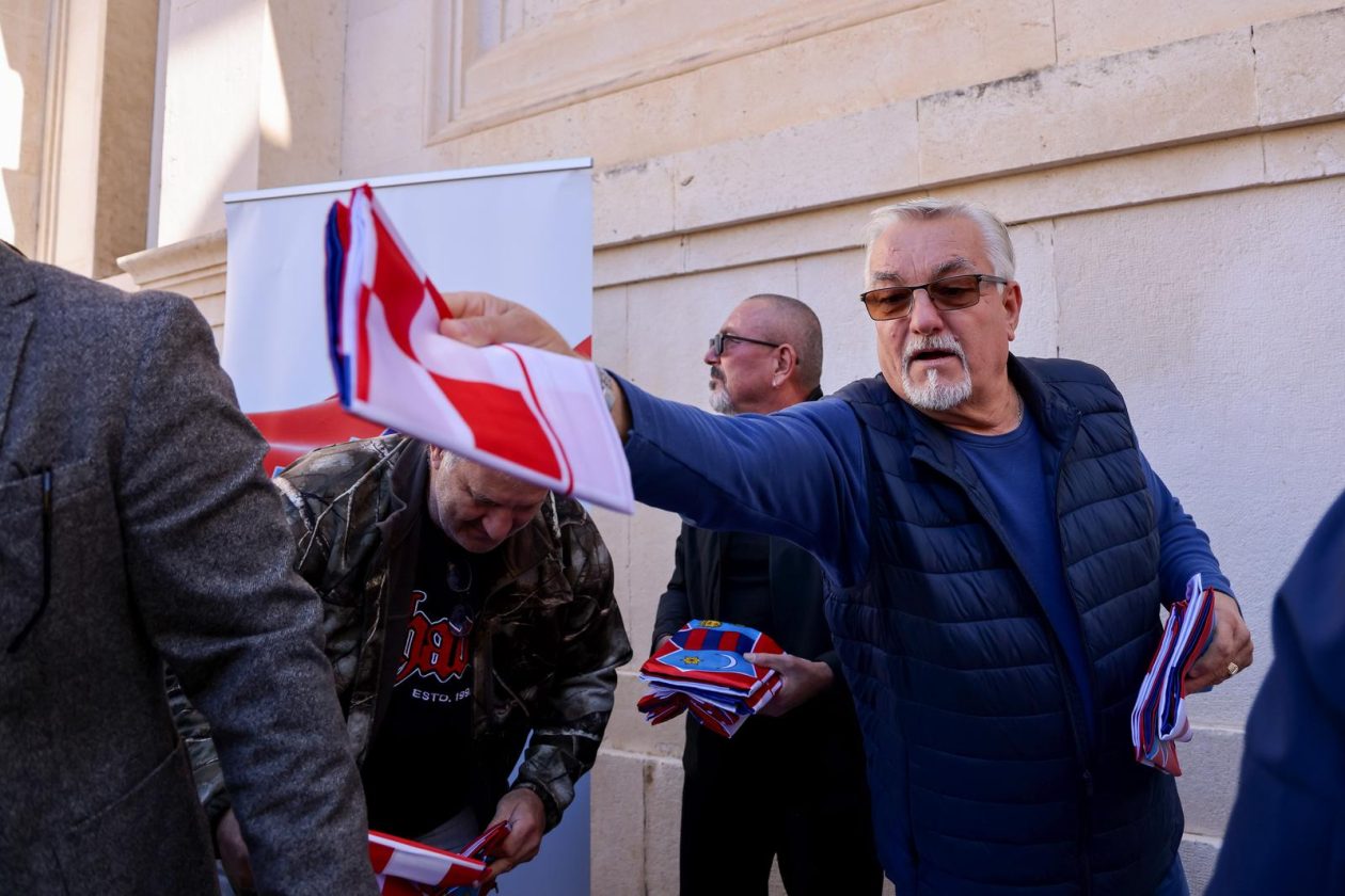 Podjela besplatnih zastava na Narodnom trgu