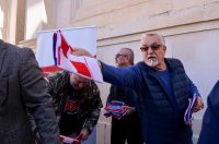 Podjela besplatnih zastava na Narodnom trgu