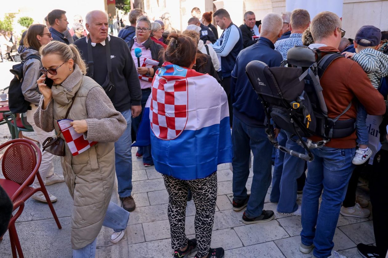 Podjela besplatnih zastava na Narodnom trgu