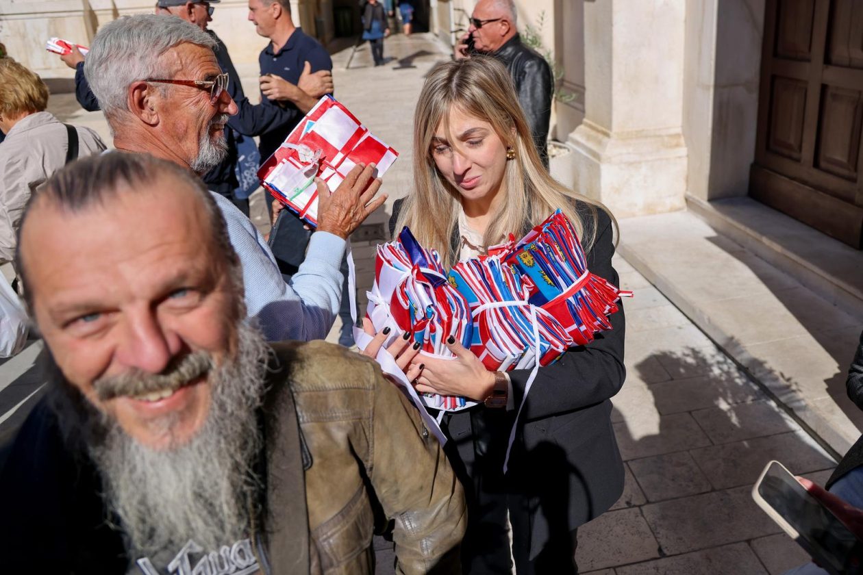 Podjela besplatnih zastava na Narodnom trgu