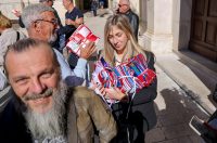 Podjela besplatnih zastava na Narodnom trgu