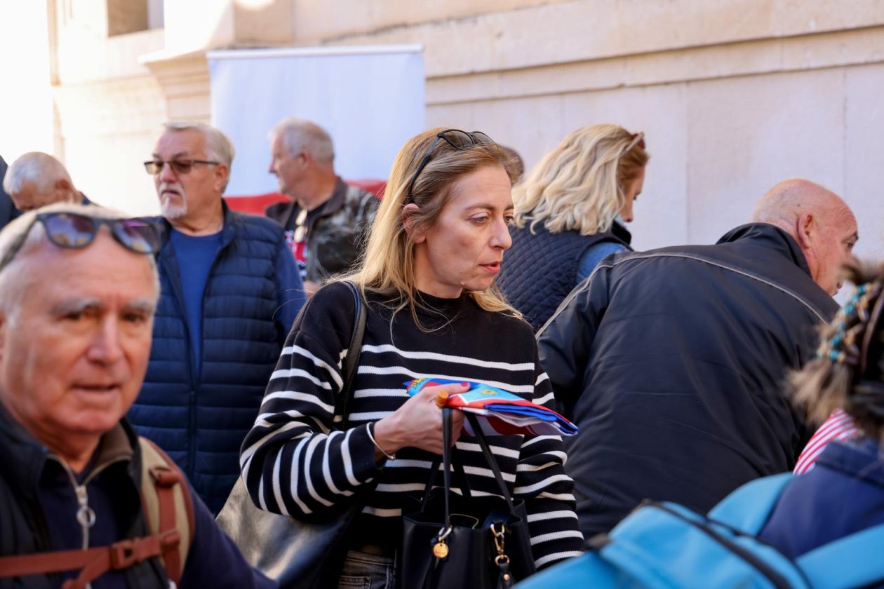 Podjela besplatnih zastava na Narodnom trgu