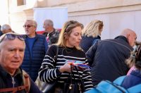 Podjela besplatnih zastava na Narodnom trgu