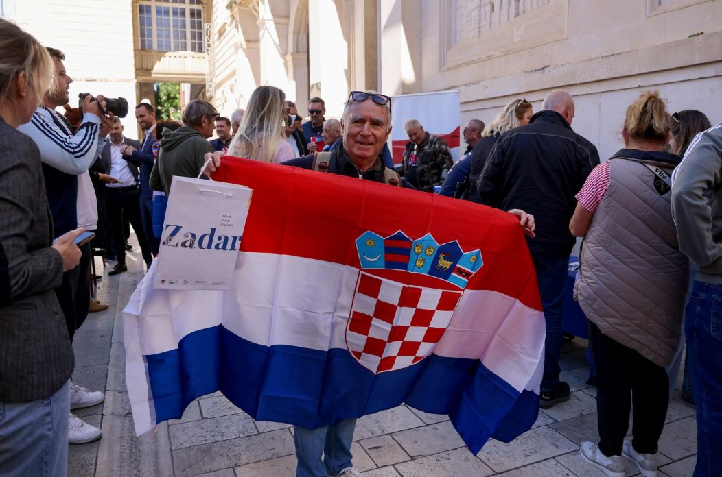 Podjela besplatnih zastava na Narodnom trgu Podjela besplatnih zastava na Narodnom trgu