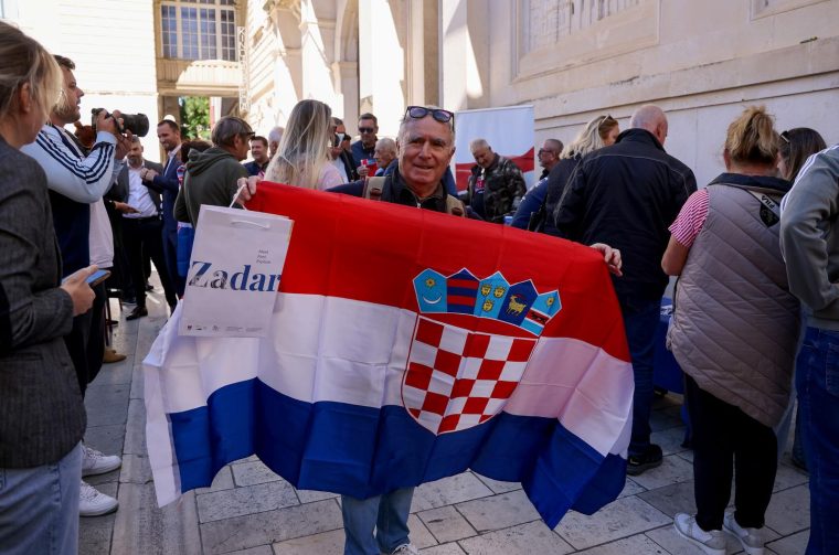 Podjela besplatnih zastava na Narodnom trgu