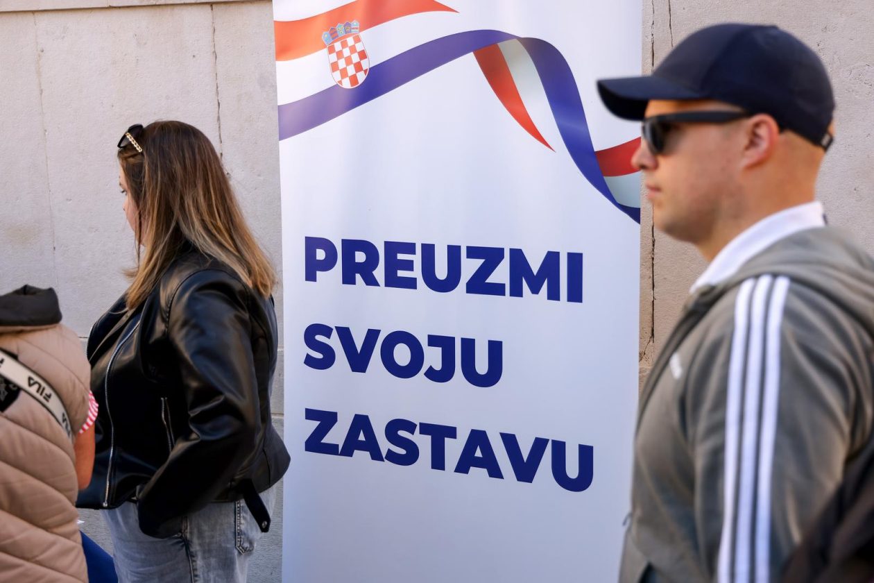 Podjela besplatnih zastava na Narodnom trgu