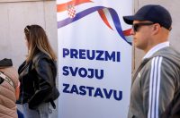 Podjela besplatnih zastava na Narodnom trgu