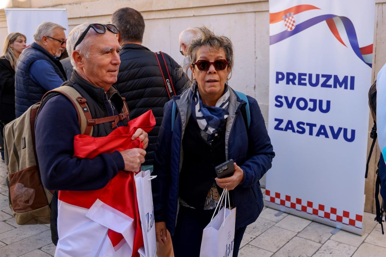 Podjela besplatnih zastava na Narodnom trgu