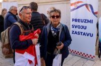 Podjela besplatnih zastava na Narodnom trgu