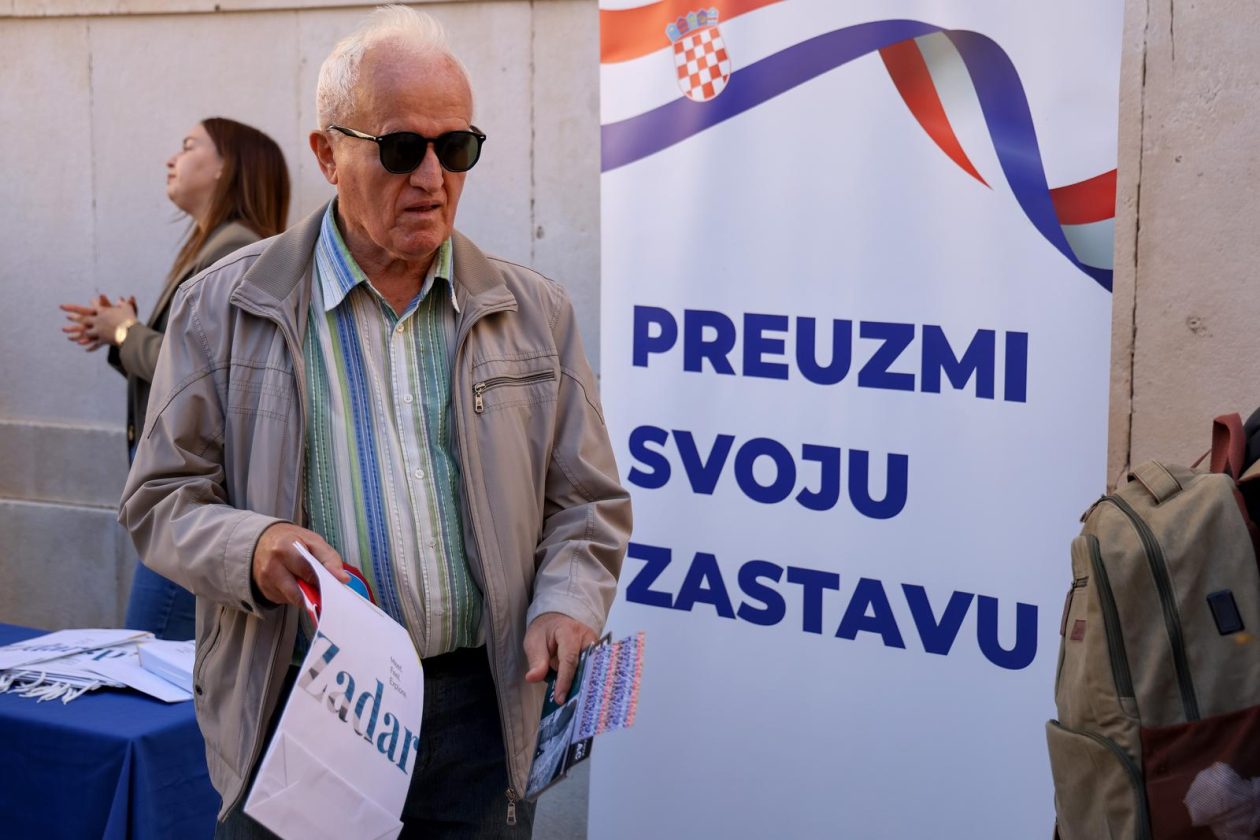 Podjela besplatnih zastava na Narodnom trgu