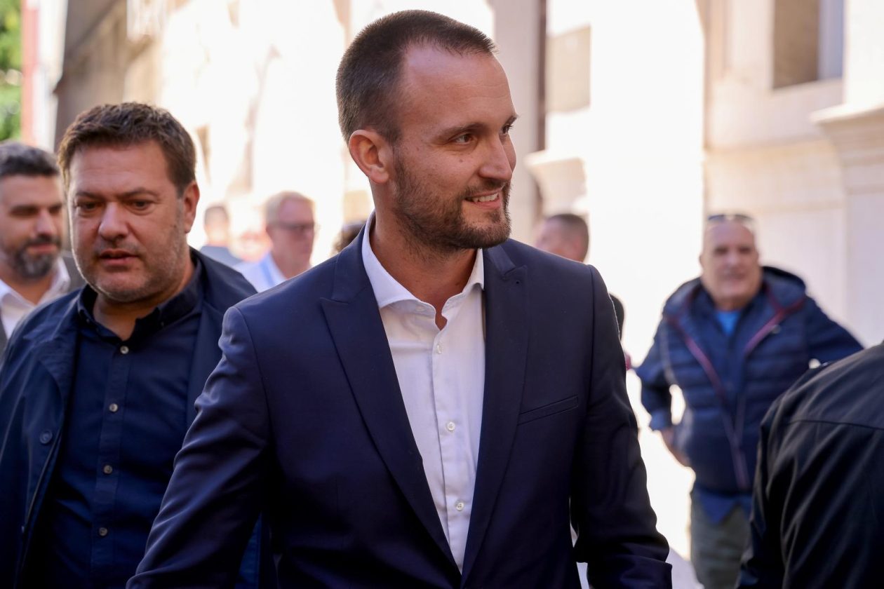 Podjela besplatnih zastava na Narodnom trgu