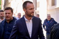 Podjela besplatnih zastava na Narodnom trgu