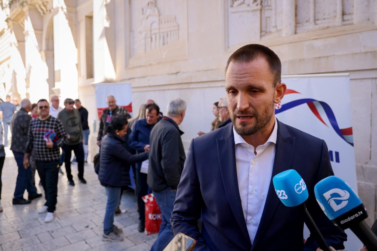 Podjela besplatnih zastava na Narodnom trgu